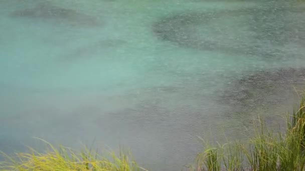 Regentropfen auf Wasser. blauer Geysirsee im Altay-Gebirge. Sibirien. Russland. — Stockvideo