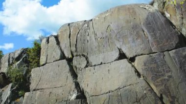sitede Kalbak-Tash Altay dağlarında bulunan antik petroglifler