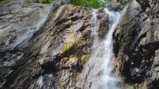 Shirlak waterval in rotsen Altaj — Stockvideo