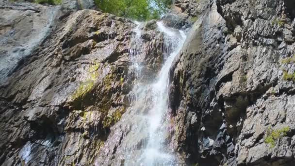 Ширлакский водопад в горах Алтая — стоковое видео