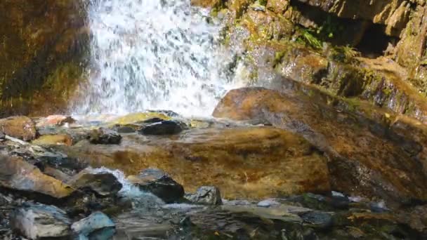 Shirlak waterval in rotsen Altaj — Stockvideo