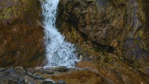 Shirlak waterval in rotsen Altaj — Stockvideo