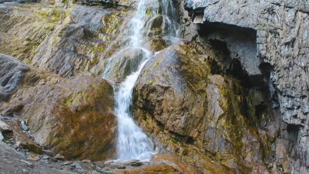 Shirlak vodopád v horninách Altaje — Stock video