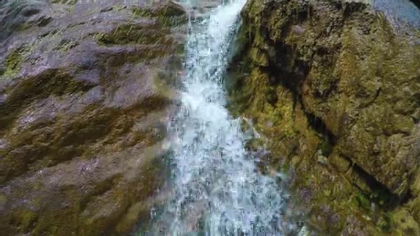 Shirlak waterval in rotsen Altaj — Stockvideo