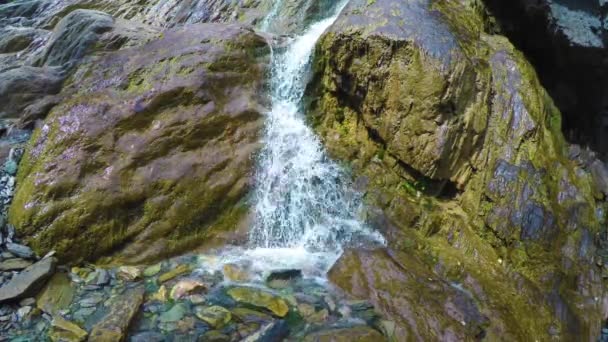 Shirlak waterval in rotsen Altaj — Stockvideo