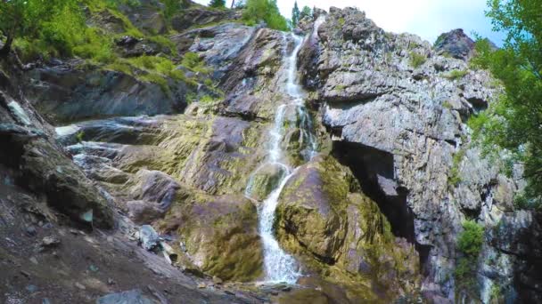 Shirlak waterval in rotsen Altaj — Stockvideo