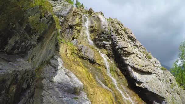 Shirlak cascada en rocas en el cielo azul con fondo de nubes blancas. Montañas Altai — Vídeos de Stock