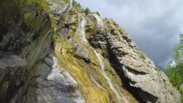 Shirlak Wasserfall in Felsen am blauen Himmel mit weißen Wolken Hintergrund. Altaigebirge — Stockvideo