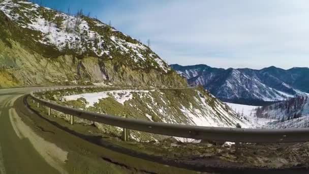 Подорожі на Chuysky Trakt через перевал Таманського Chike — стокове відео