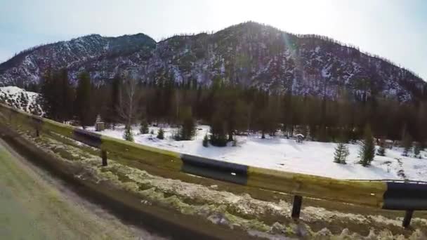 Körning på väg i farlig vinter snö och snöstorm förhållanden. Altai Mountains, Sibirien, Ryssland. Slow motion — Stockvideo