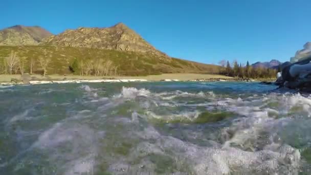 流れの中の春の水、雪は谷にあり、太陽は輝いている — ストック動画