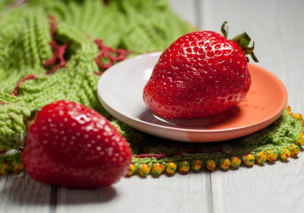 Peçeteye olgun çilek