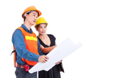 Genç erkek inşaat uzmanı kadın beyaz arka plan üzerinde planları gözden geçirme