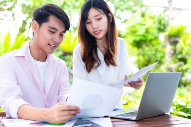 Evde çalışan genç bir çift.