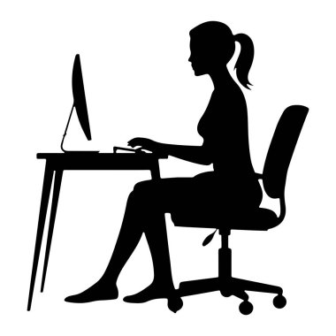 Masada oturan ve bilgisayarda yazan siyah bir kadın silueti. Tekerlekli bir ofis sandalyesinde oturuyor. Bilgisayarın bir monitörü ve klavyesi var. Resim beyaz bir arkaplanda izole edilmiştir.