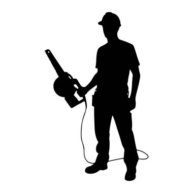 Güvenlik kaskı, tişört ve pantolon giymiş siyah bir siluet yaprak üfleyici tutuyor. Ayakları görülebiliyor, ayakkabı giyiyor. Yaprak üfleyiciden bir kablo uzanıyor. Arkaplan beyaz.