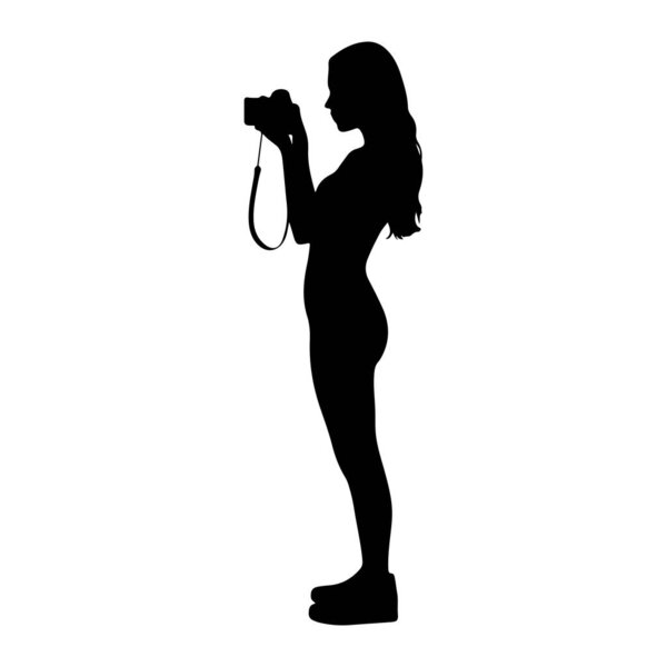 Черный силуэт женщины показан в профиле, держащей камеру с ремешком. Женщина стоит и смотрит через видоискатель камеры. Силуэт изолирован на белом фоне.
