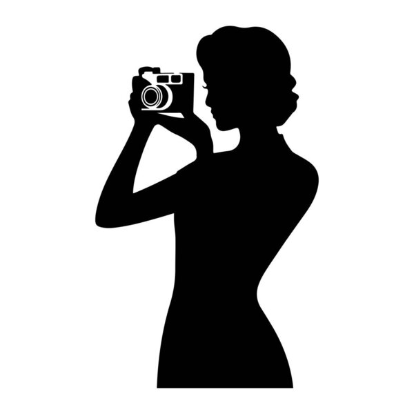 Черный силуэт женщины, держащей винтажную камеру на лице, как будто фотографирующую. Женщина показана в профиль на белом фоне. Камера имеет классический дизайн с видимыми объективом и видоискателем.