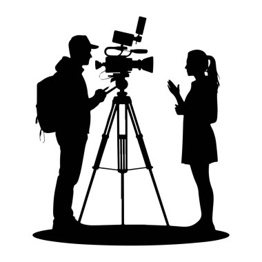 Şapka ve sırt çantası takan siyah siluet bir adam bir tripodun üzerinde profesyonel bir video kameranın yanında dururken telefonu tutuyor. Ona bakan bir kadın var, o da siluet içinde, sanki konuşuyormuş gibi ellerini kaldırmış. Olay yeri beyaz bir torbayla izole edilmiş.