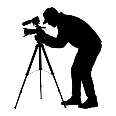 Yan taraftan siyah bir siluet ve kep ve ceket giyen bir kişi gösteriliyor, bir tripoda monte edilmiş bir video kamerayı çalıştırmaya odaklanıyor. Kişi öne eğiliyor, görüş açısına bakıyor ve kamerayı ayarlıyor. Tripodun üç bacağı var.