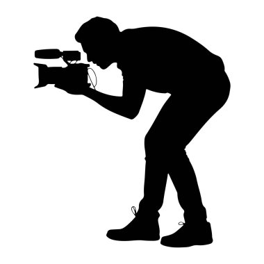 Yandan siyah bir siluet çekiliyor, kamerayı tutuyor ve çalıştırıyor. Şahıs öne eğiliyor, görüş açısına bakıyor ve aktif olarak filme çekiyor gibi görünüyor. Kameranın tepesine bir mikrofon bağlı. Şey...