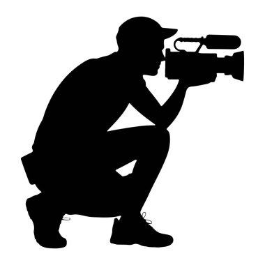 Siyah bir siluet, şapka takan ve filme profesyonel bir video kamerayla çömelmiş bir kişi. Kameranın tepesine bir mikrofon bağlı. Atletik ayakkabılar giyiyor ve konuya odaklanmış gibi görünüyor. Arkaplan