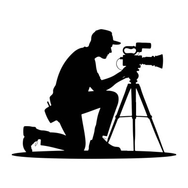 Siyah bir siluet, kep takan ve dizlerinin üzerine çöküp, tripoda monte edilmiş profesyonel bir kamera kullanan biri. Kameraya odaklanmış olan kişi aktif olarak çekim yaptığını ya da kaydettiğini gösteriyor. Görüntü simsiyah ve...