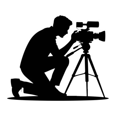 Bir tripoda monte edilmiş profesyonel bir video kameranın önünde diz çökmüş siyah bir siluet. Kişi kameraya odaklanmış, elleri kontrolleri ayarlıyor. Arka plan beyaz, siluetin katıksız kontrastını vurguluyor
