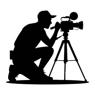 Şapka takan birinin siyah silueti diz çöküp bir tripoda monte edilmiş profesyonel bir kamera kullanıyor. Kameranın bir lensi ve mikrofon eklentisi var. Kişi filme odaklanmış durumda..