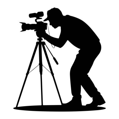 Şapka takan bir kişinin siyah silueti, tripoda monte edilmiş profesyonel bir video kamerayı çalıştırmaya odaklanır. Kişi kamerayı iki eliyle tutuyor, vizörden bakıyor. Tripodun üç bacağı var ve F 'ye yerleştirilmiş.