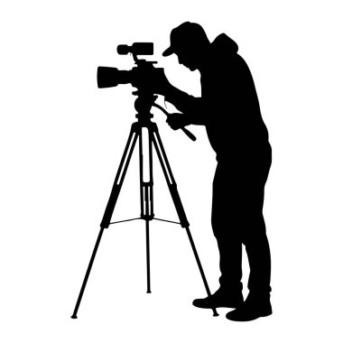 Beyzbol şapkası ve kapüşonlu bir kişinin siyah silueti tripoda monte edilmiş profesyonel bir video kameranın arkasında duruyor. Kamera kontrollerini elinde tutan kişi aktif olarak çekim yapıyor gibi görünüyor. Arkaplan düz beyaz.