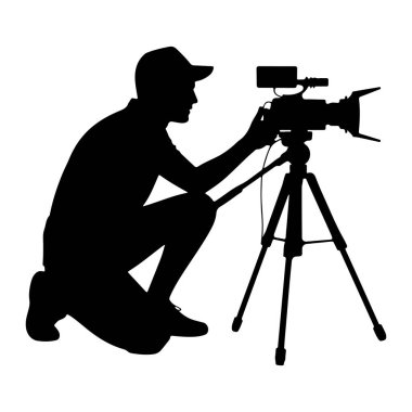 Şapka takan birinin siyah silueti diz çöküp bir tripoda monte edilmiş profesyonel bir kamera kullanıyor. Kamerada lens ve mikrofon var. Adamın elinde kameraya bağlı bir elektrik direği var. Arka plan Whit.