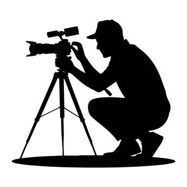 Siyah bir siluet, kep takan, çömelmiş bir şekilde bir tripoda monte edilmiş kamerayı ayarlayan biri. Kameranın bir lensi ve bir vizörü var. Kişinin elleri kamerayı manipüle ediyor. Siluet, düz beyaz bir arka gruba karşı kurulmuş.