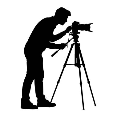 Yandan siyah bir siluet gösteriliyor, eğiliyor ve bir tripoda monte edilmiş kamerayı ayarlıyor. Gündelik giysiler ve ayakkabılar giyiyor. Kameranın bir lensi var ve tripodun başına yerleştirilmiş. Arka plan... 