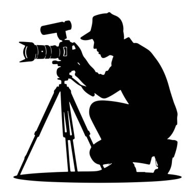 Beyzbol şapkası takan birinin siyah silueti çömelmiş. Kişi, tripoda monte edilmiş büyük mercekli profesyonel bir kamera tutuyor. Kamera kişinin önüne yerleştirilmiş, ve onlar da sana bakıyor gibi görünüyorlar.