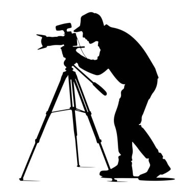 Başlık takan bir kişinin siyah silueti, tripoda monte edilmiş profesyonel bir kamerayla çekim yaparken görüntülenir. Kişi öne eğiliyor, kamerayı çalıştırmaya odaklanıyor, elleri ayarları ayarlamak ya da eksileri ayarlamak için konumlanmış.