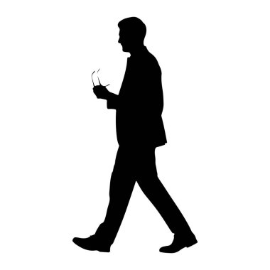 Takım elbiseli ve pantolonlu bir adamın siyah silueti beyaz bir arkaplanda soldan sağa doğru yürüyor. O, sağ elinde bir çift gözlük tutuyor. Sol kolu dirsekten bükülmüş ve sağ bacağı ileri doğru hareket ediyor..