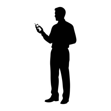 Ayakta duran ve elinde tuttuğu küçük bir elektronik alete bakan bir adamın siyah silueti. Adam yakalı bir gömlek ve pantolon giyiyor. Arkaplan beyaz.