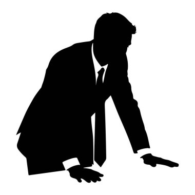 Takım elbise giyen ve kravat takan bir adamın siyah silueti tasvir edilmiştir. Elleri görünmeyen bir yüzeyde dinlenirken öne eğiliyor, muhtemelen bir masa. Kafası öne eğik, odaklanmayı ya da düşünmeyi işaret ediyor. Görüntü beyaz bir sırt üzerinde izole edilmiştir.