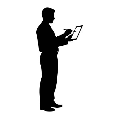 Siyah bir siluet profilde duruyor, sol elinde bir tablet ve sağ elinde bir stil var, ekranla etkileşime girmiş gibi görünüyor. O, profesyonel bir şekilde giyinmiş, saçı düzgünce şekillendirilmiş. Arkaplan düz beyaz, 