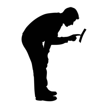 Yandan siyah bir siluet tasvir edilir, eğilir ve elinde bulunan dikdörtgen dijital bir cihaza odaklanır. İşaret parmağı uzatılmış, doğrudan ekrana bakıyor, etkileşim ya da inceleme öneriyor. Şekil izole edilmiş.