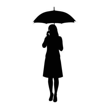 Ayakta duran ve kafasının üzerinde açık bir şemsiye tutan siyah bir kadın silueti. Ayrıca kulağına bir telefon dayamış ve onunla konuşuyormuş gibi görünüyor. Siluet beyaz bir arkaplanda izole edilmiş..