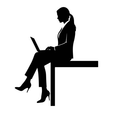 İş elbisesi giymiş, masanın kenarında oturan ve dizüstü bilgisayarda yazan siyah bir kadın silueti. Yüksek topuklu ayakkabı giyiyor ve saçları at kuyruğu şeklinde geri çekiliyor. Resim beyaz bir arkaplanda izole edilmiştir.