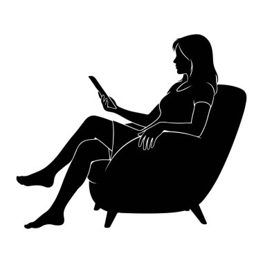 Modern bir koltukta oturan siyah bir kadın silueti. Sağ elinde bir uzaktan kumanda tutuyor ve bir şey izliyor gibi görünüyor. Bacakları çapraz ve ayakları çıplak. Arkaplan düz beyaz.