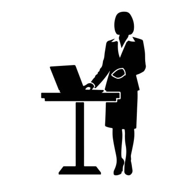 Takım elbiseli bir kadının siyah silueti elinde laptop olan bir masanın yanında duruyor. Eli dizüstü bilgisayarın klavyesinde dinleniyor. Kullandığını gösteriyor. Arkaplan beyaz.