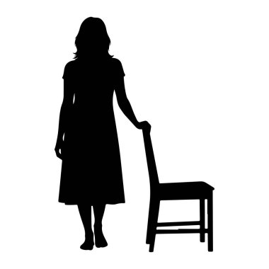 Siyah bir kadın silueti, siyah bir sandalye siluetinin solunda duruyor. Kadın bir elbise giyiyor ve sağ eli sandalyenin arkasında dinleniyor. Arkaplan beyaz.