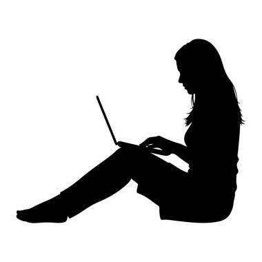 Bacak bacak üstüne atmış, dizüstü bilgisayarda yazan siyah bir kadın silueti. Uzun saçları var ve yalınayak. Görüntü, beyaz bir arkaplana karşı basit bir siluettir, bilgisayar kullanma eylemine odaklanır.