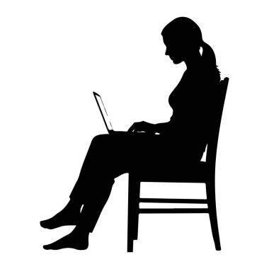 Yan taraftan siyah bir kadın silueti gösteriliyor, bir sandalyeye oturuyor ve dizüstü bilgisayarda yazıyor. Saçları at kuyruğu şeklinde geri çekiliyor. Bacakları çapraz ve ayakları çıplak. Arkaplan beyaz.
