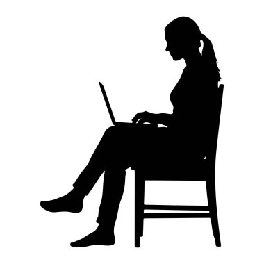 Bacak bacak üstüne atmış ve yalın ayak sandalyede oturan siyah bir kadın silueti. Profilde sola bakıyor, saçları at kuyruklu, ve dizinde duran dizüstü bilgisayarda aktif olarak yazıyor. Arka plan bembeyaz..