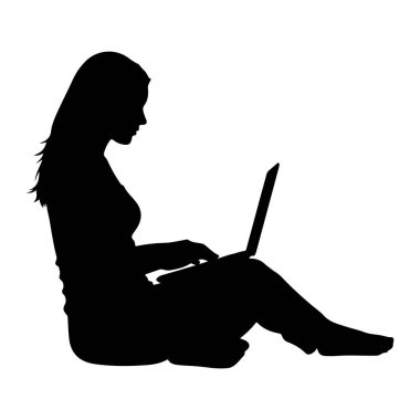 Bacak bacak üstüne atmış, dizüstü bilgisayarda yazan siyah bir kadın silueti. Dizüstü bilgisayar açık ve önünde konumlandırılmış. Elleri klavyede ve o da ekrana bakıyor. Arkaplan düz beyaz.
